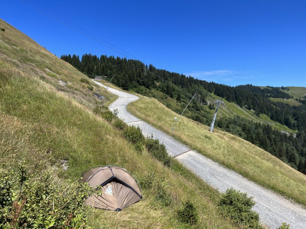 La route empierrée vers le camping